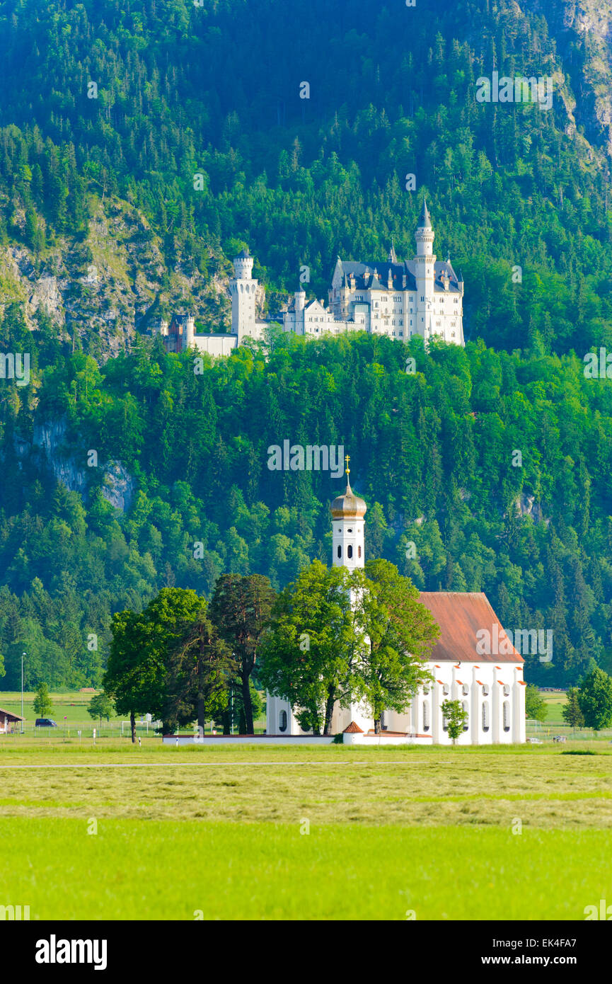 Punto di riferimento castello di Neuschwanstein e la chiesa del pellegrinaggio di San Coloman in Baviera, Germania Foto Stock