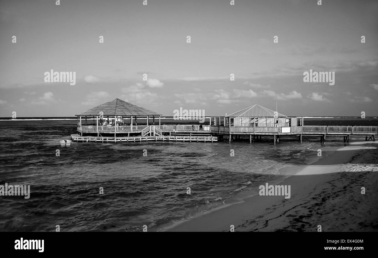 Mar dei Caraibi, Isole Cayman, Grand Cayman, diving club sulla spiaggia - Scansione su pellicola Foto Stock