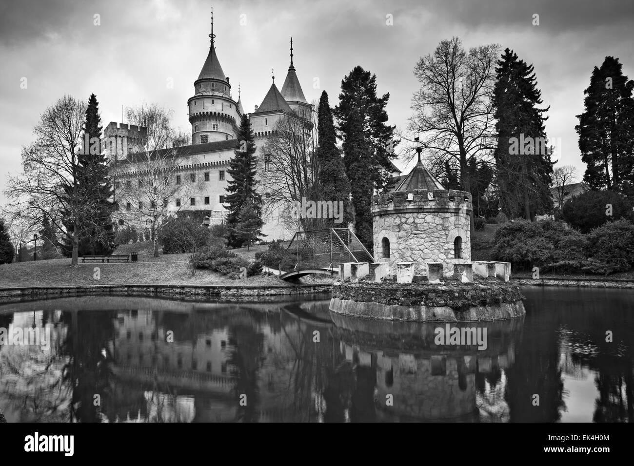 1 / 12 immagini in bianco e nero del castello di Bojnice, situato nel cuore della Slovacchia, l'Europa. Foto Stock