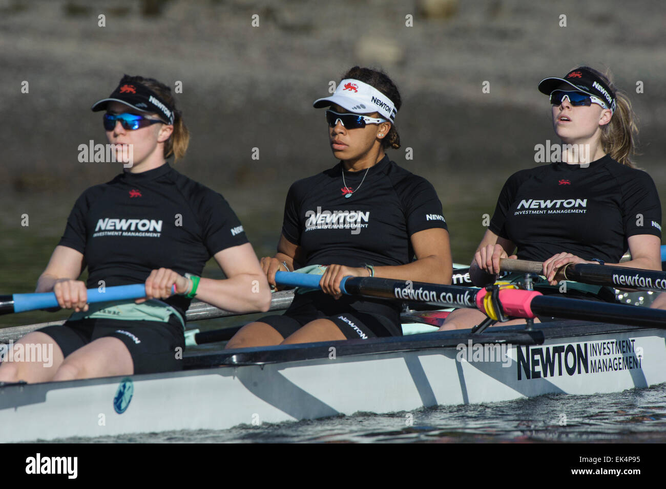 Londra, Regno Unito. 7 Aprile, 2015. Università di Cambridge donne in azione durante la loro sessione di pratica per il Newton donna Boat Race 2015. CUWBC: [6] Holly Hill, [7] Martschenko Daphne, [ictus] Fanny Belais. Credito: Stephen Bartolomeo/Alamy Live News Foto Stock