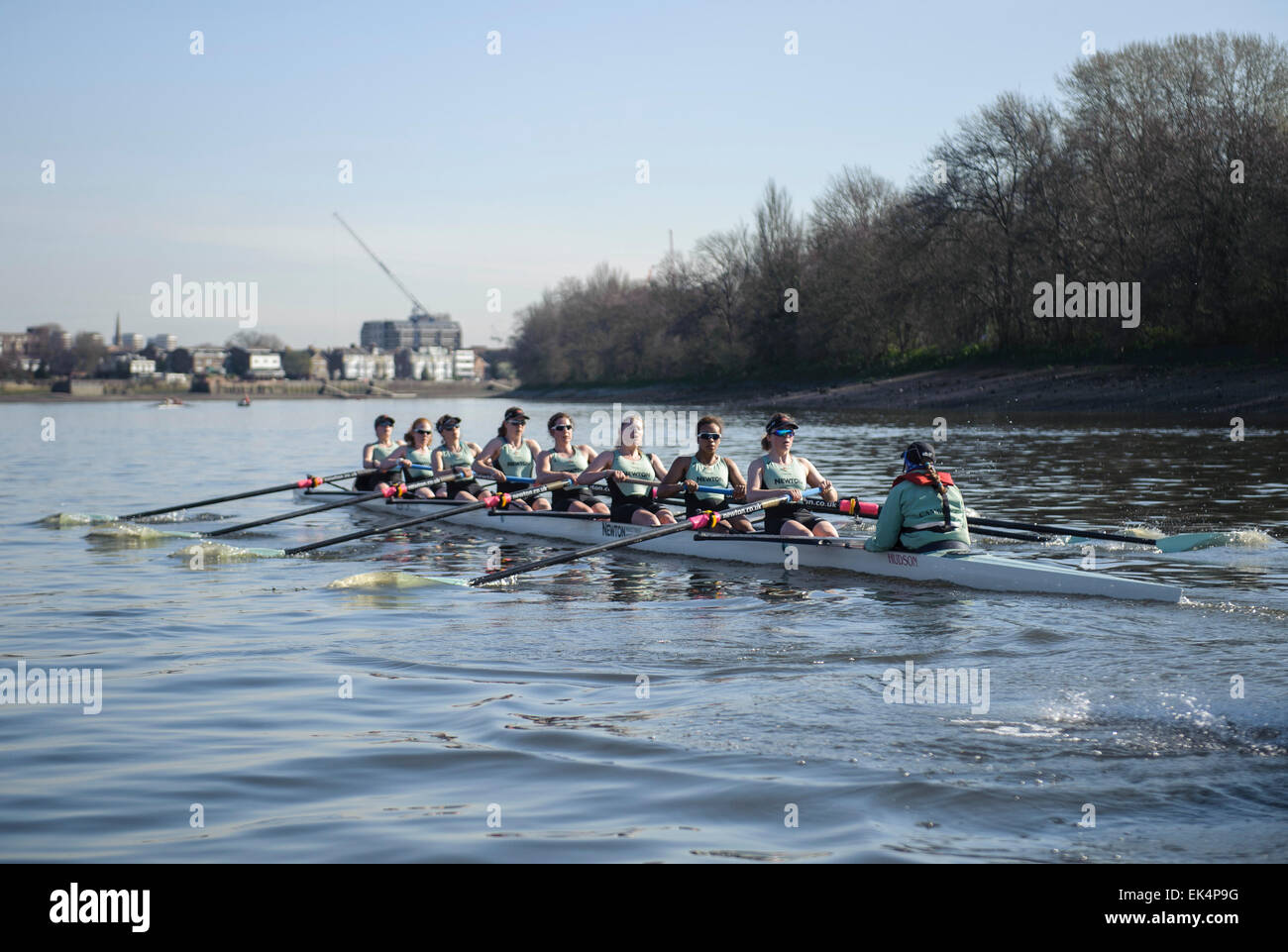 Londra, Regno Unito. 7 Aprile, 2015. Università di Cambridge donne in azione durante la loro sessione di pratica per il Newton donna Boat Race 2015. CUWBC: [Bow] Hannah Evans, [2] Ashton Brown, [3] Caroline Reid, [4] Claire Watkins, [5] Melissa Wilson, [6] Holly Hill, [7] Martschenko Daphne, [ictus] Fanny Belais, [Cox] Rosmarino Ostfeld. Credito: Stephen Bartolomeo/Alamy Live News Foto Stock