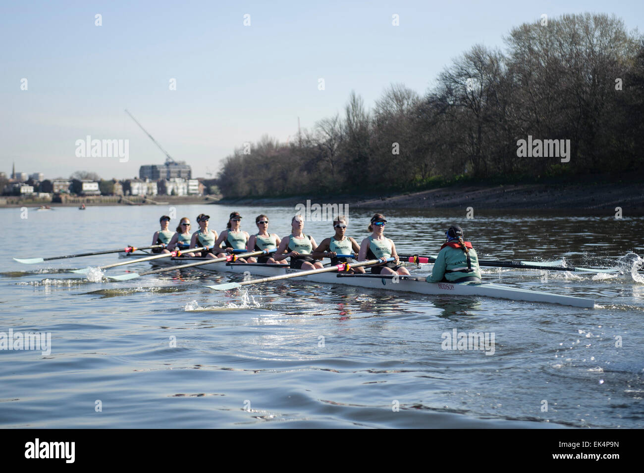 Londra, Regno Unito. 7 Aprile, 2015. Università di Cambridge donne in azione durante la loro sessione di pratica per il Newton donna Boat Race 2015. CUWBC: [Bow] Hannah Evans, [2] Ashton Brown, [3] Caroline Reid, [4] Claire Watkins, [5] Melissa Wilson, [6] Holly Hill, [7] Martschenko Daphne, [ictus] Fanny Belais, [Cox] Rosmarino Ostfeld. Credito: Stephen Bartolomeo/Alamy Live News Foto Stock