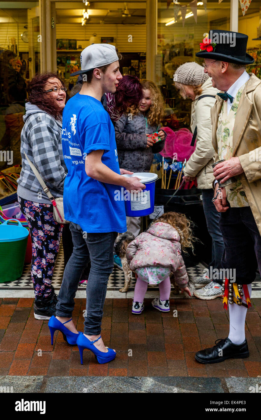 Gli uomini indossano Womens alta scarpe con tacco di raccogliere denaro per la Martlets ospizio, High Street, Lewes, Sussex, Regno Unito Foto Stock