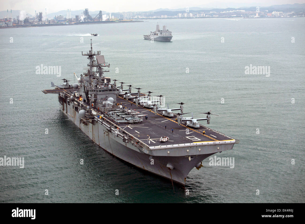 US Marine Corps MV-22B Osprey aerei si prepara per il decollo dal ponte di volo dell'assalto anfibio nave USS Bonhomme Richard Aprile 2, 2015 fuori del litorale del sud corea. Foto Stock