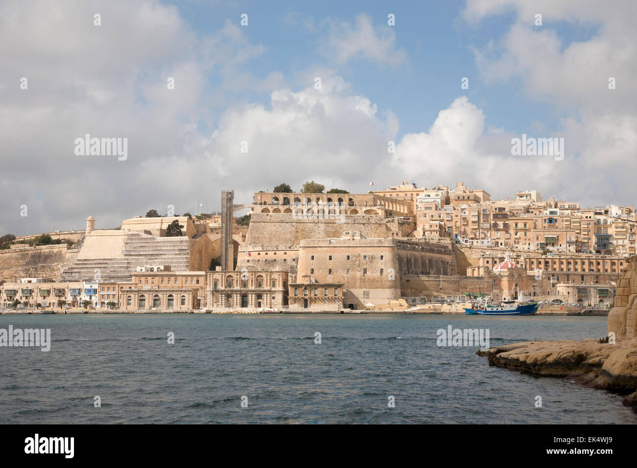 Vista di La Valletta, Malta, attraverso il Grand Harbour Foto Stock