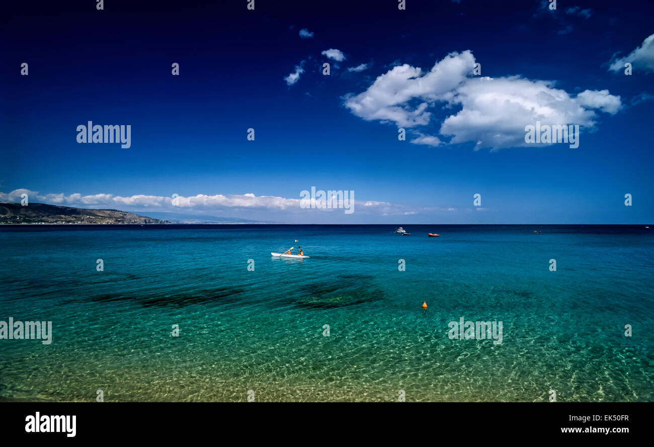 L'Italia, Calabria mare Ionio, Golfo di Squillace Catanzaro (provincia), la vista della costa - Scansione su pellicola Foto Stock
