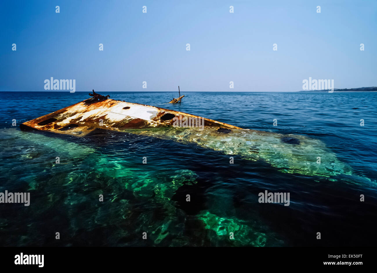 L'Italia, Calabria mare Ionio, Golfo di Squillace Catanzaro (provincia), nave affondata nei pressi della costa - Scansione su pellicola Foto Stock