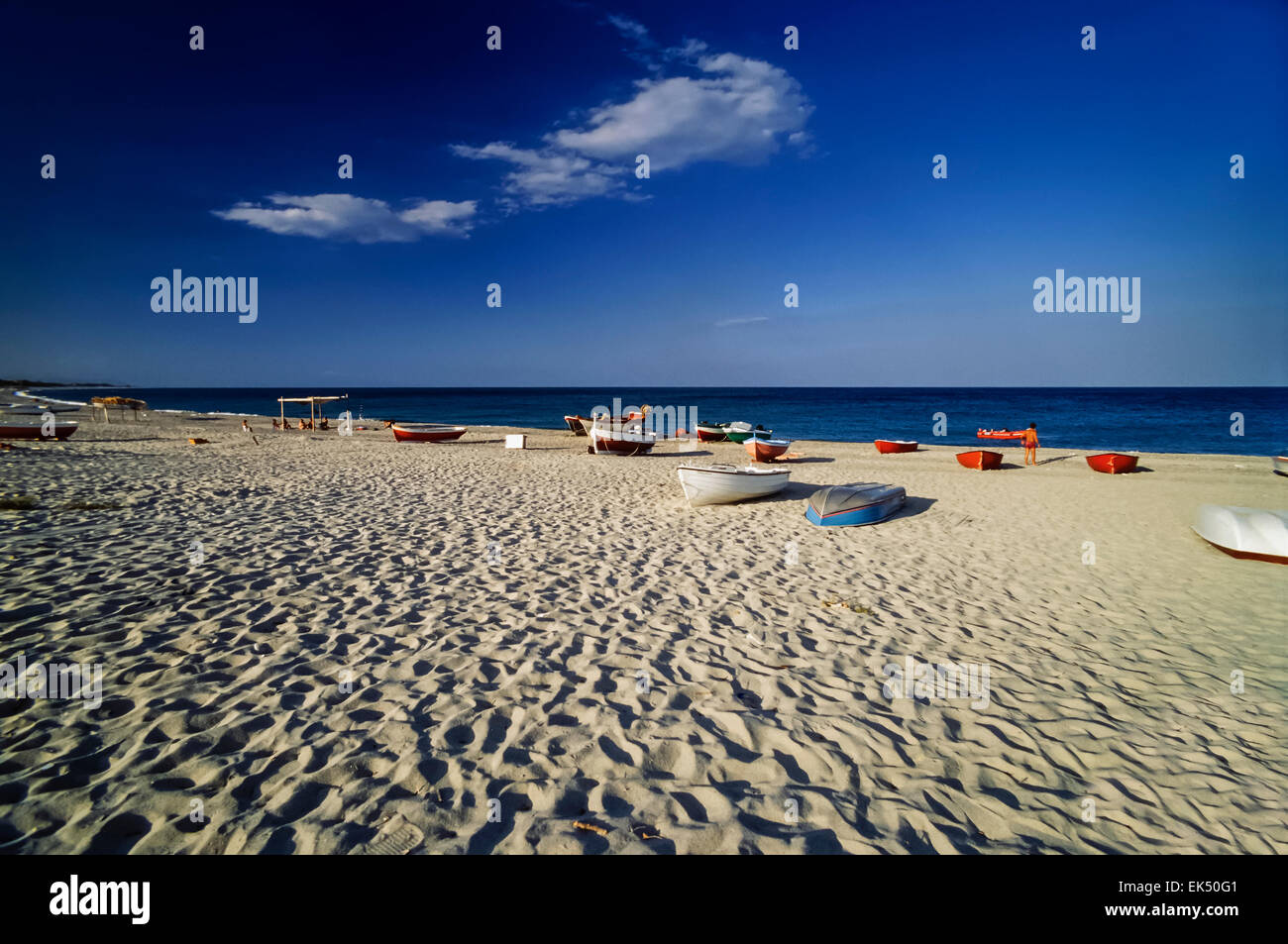 L'Italia, Calabria mare Ionio, Golfo di Squillace Catanzaro (provincia), barche di pescatori sulla spiaggia - Scansione su pellicola Foto Stock