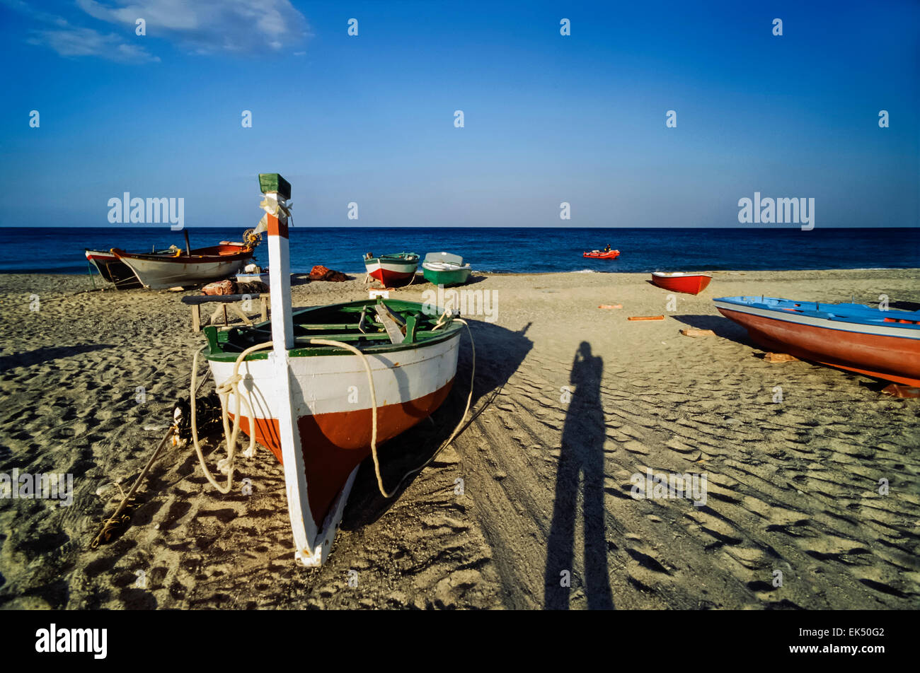 L'Italia, Calabria mare Ionio, Golfo di Squillace Catanzaro (provincia), barche di pescatori sulla spiaggia - Scansione su pellicola Foto Stock