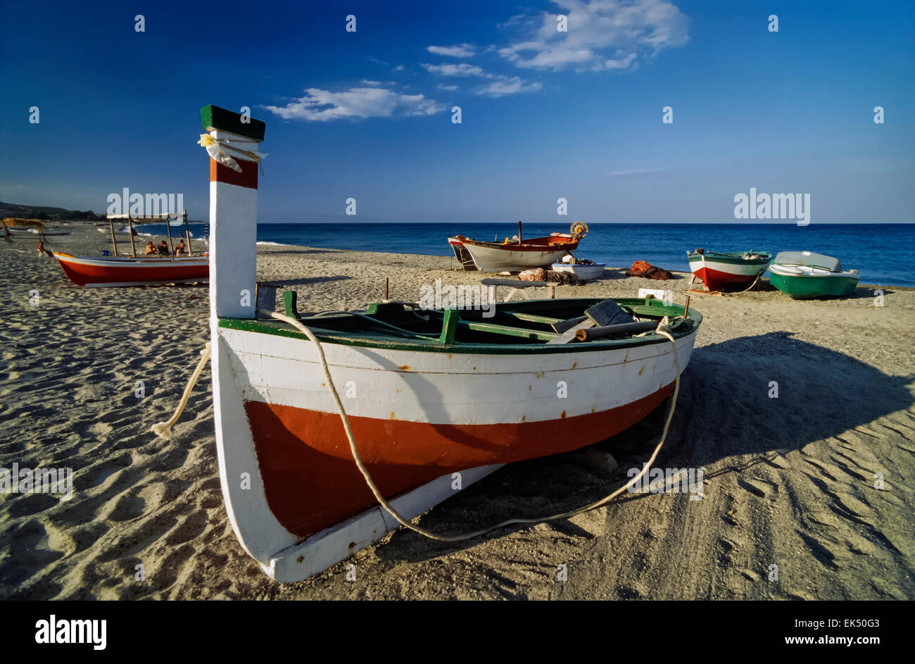 L'Italia, Calabria mare Ionio, Golfo di Squillace Catanzaro (provincia), barche di pescatori sulla spiaggia - Scansione su pellicola Foto Stock