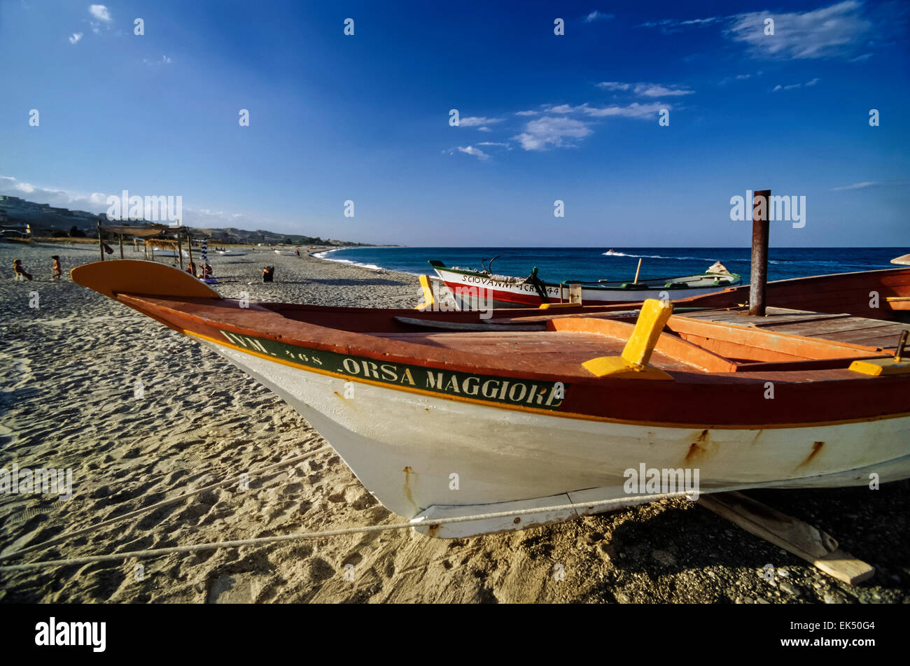 L'Italia, Calabria mare Ionio, Golfo di Squillace Catanzaro (provincia), barche di pescatori sulla spiaggia - Scansione su pellicola Foto Stock