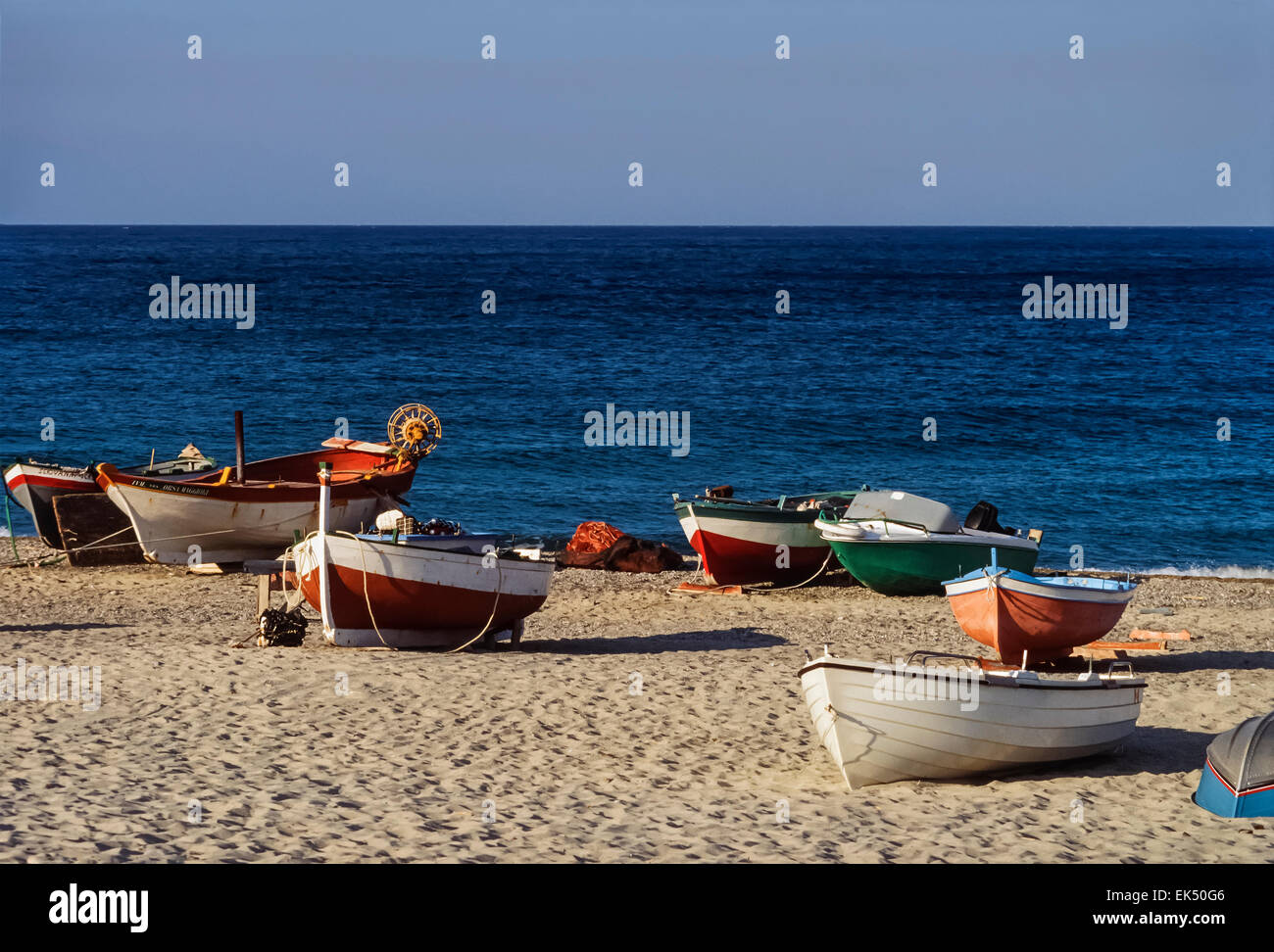 L'Italia, Calabria mare Ionio, Golfo di Squillace Catanzaro (provincia), barche di pescatori sulla spiaggia - Scansione su pellicola Foto Stock