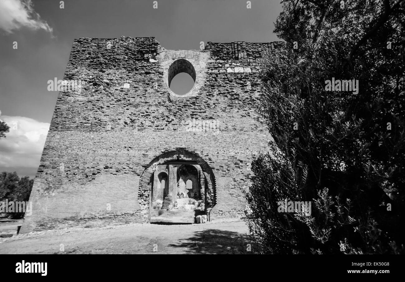 L'Italia, Calabria, Squillace, chiesa medievale rovine - Scansione su pellicola Foto Stock