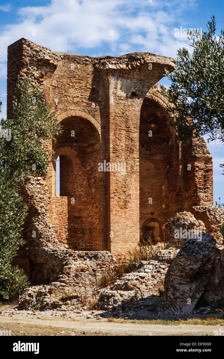 L'Italia, Calabria, Squillace, chiesa medievale rovine - Scansione su pellicola Foto Stock