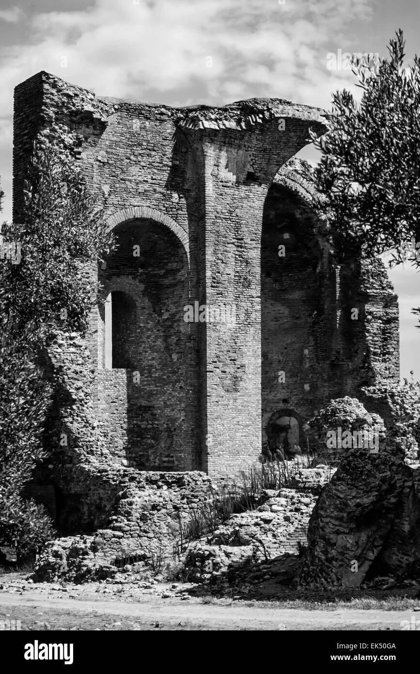 L'Italia, Calabria, Squillace, chiesa medievale rovine - Scansione su pellicola Foto Stock