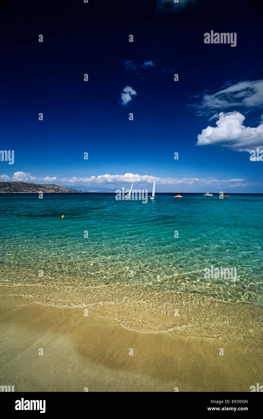 L'Italia, Calabria mare Ionio, Golfo di Squillace Catanzaro (provincia), la vista della costa - Scansione su pellicola Foto Stock
