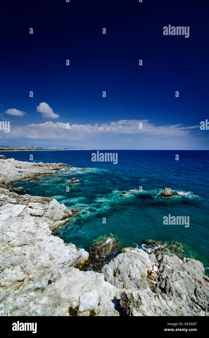 L'Italia, Calabria mare Ionio, Golfo di Squillace Catanzaro (provincia), la vista della costa - Scansione su pellicola Foto Stock