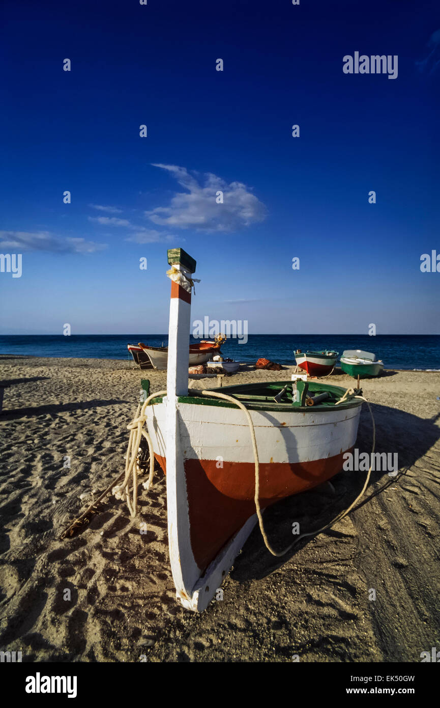 L'Italia, Calabria mare Ionio, Golfo di Squillace Catanzaro (provincia), barche di pescatori sulla spiaggia - Scansione su pellicola Foto Stock