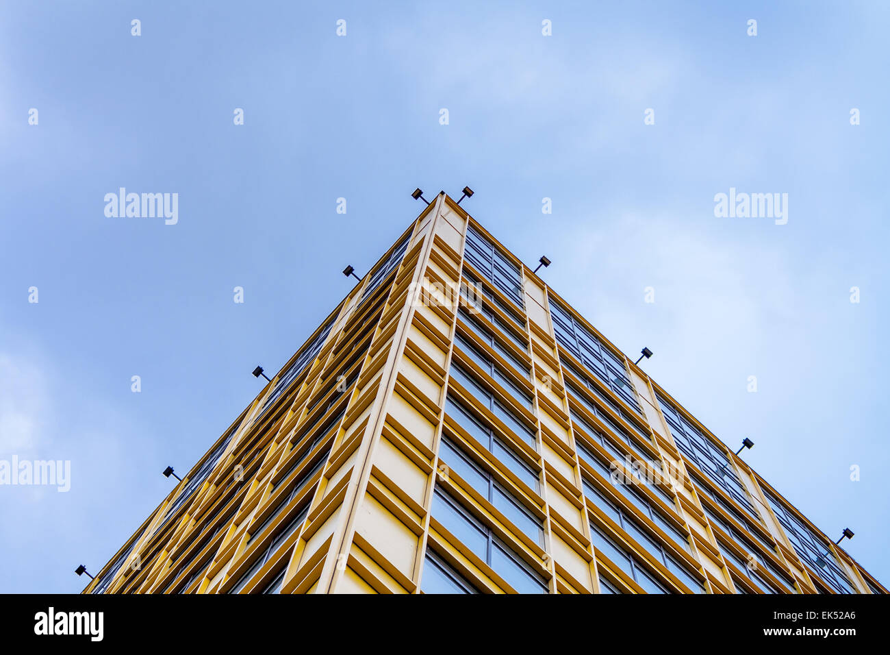Edificio per uffici in acciaio costruzione di vetro sul cielo blu Foto Stock