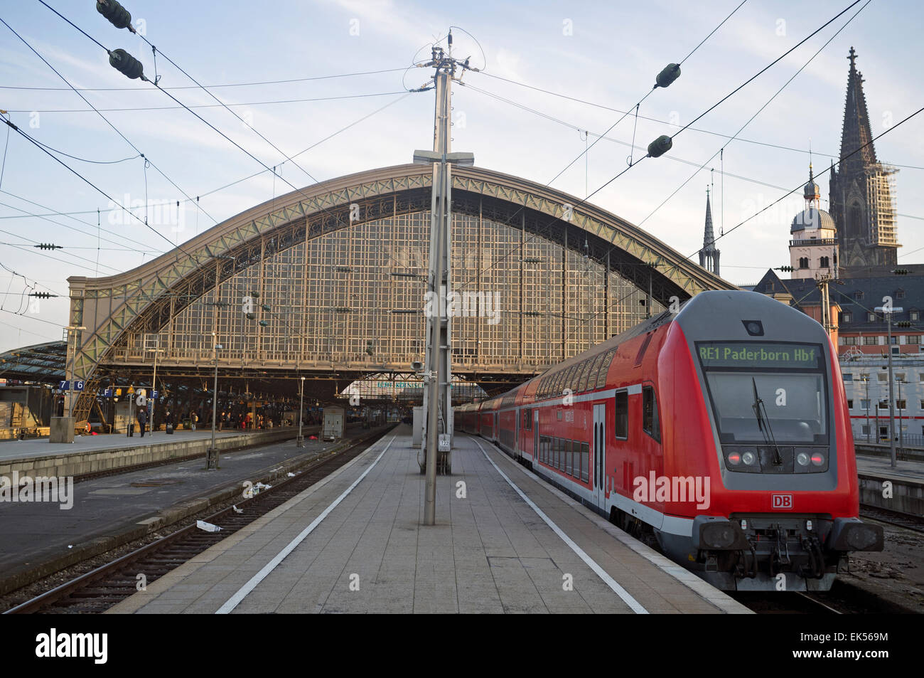Stazione ferroviaria principale di Hauptbahnhof Colonia, Germania. Foto Stock