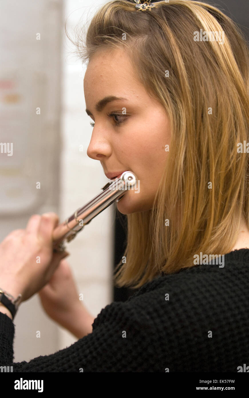 Musica femmina studente di college suonare il flauto a una beneficenza concerto di musica a sostegno di aspiranti musicisti e compositori, Farnha Foto Stock