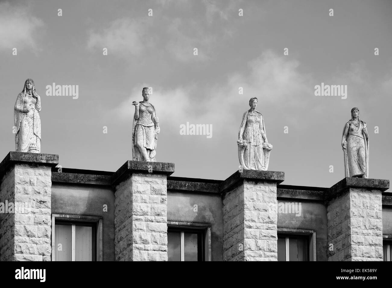 L'Italia, sicilia, Ragusa, statue sul tetto di un edificio fascista Foto Stock