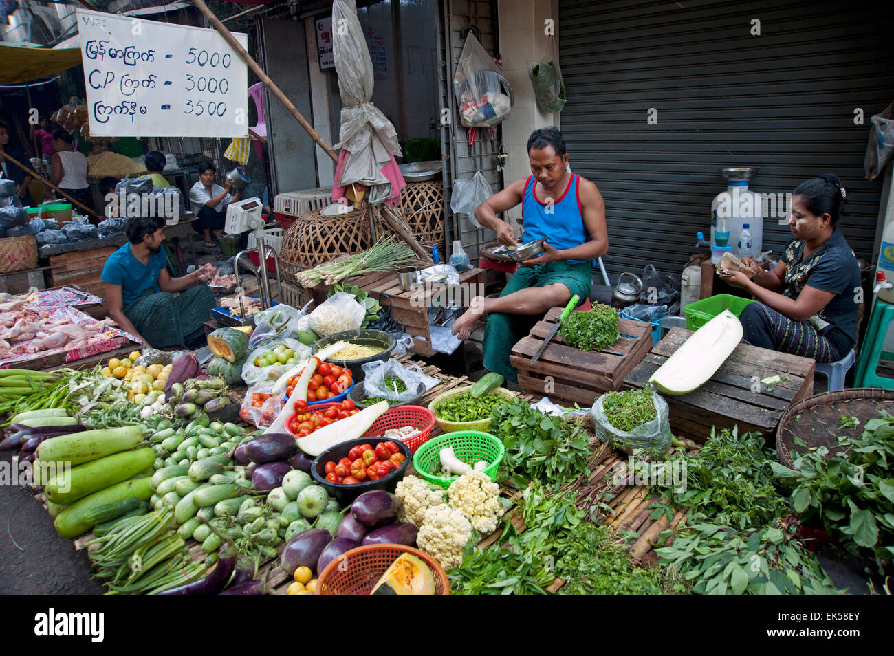 Fresche e vegetali in stallo che mostra una vasta varietà di produrre in un lato di Yangon street Myanmar Foto Stock
