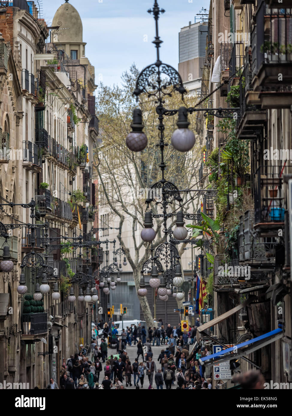 Ornati in lampade stradali su edifici in Barcellona, Spagna Foto Stock