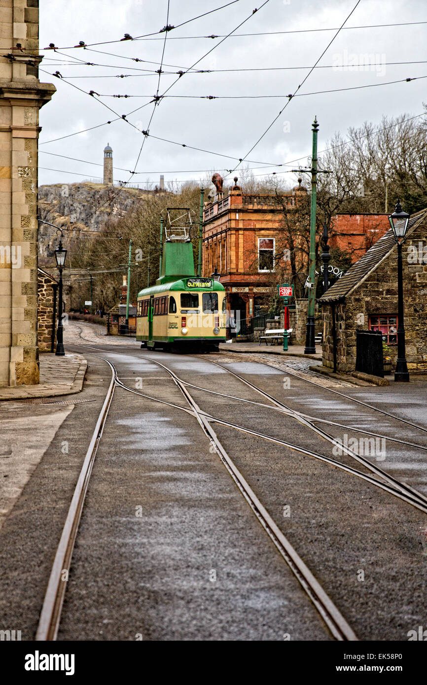 Un single decker 1937 Blackpool Tram con Sherwood guardaboschi Sacrario Militare sulla sommità cava contro un cielo grigio Foto Stock