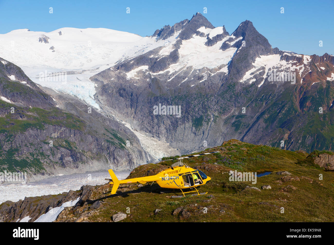 Elicottero sul Monte Bianco passeggino al di sopra del Mendenhall Glacier, Tongass National Forest, Alaska. Foto Stock
