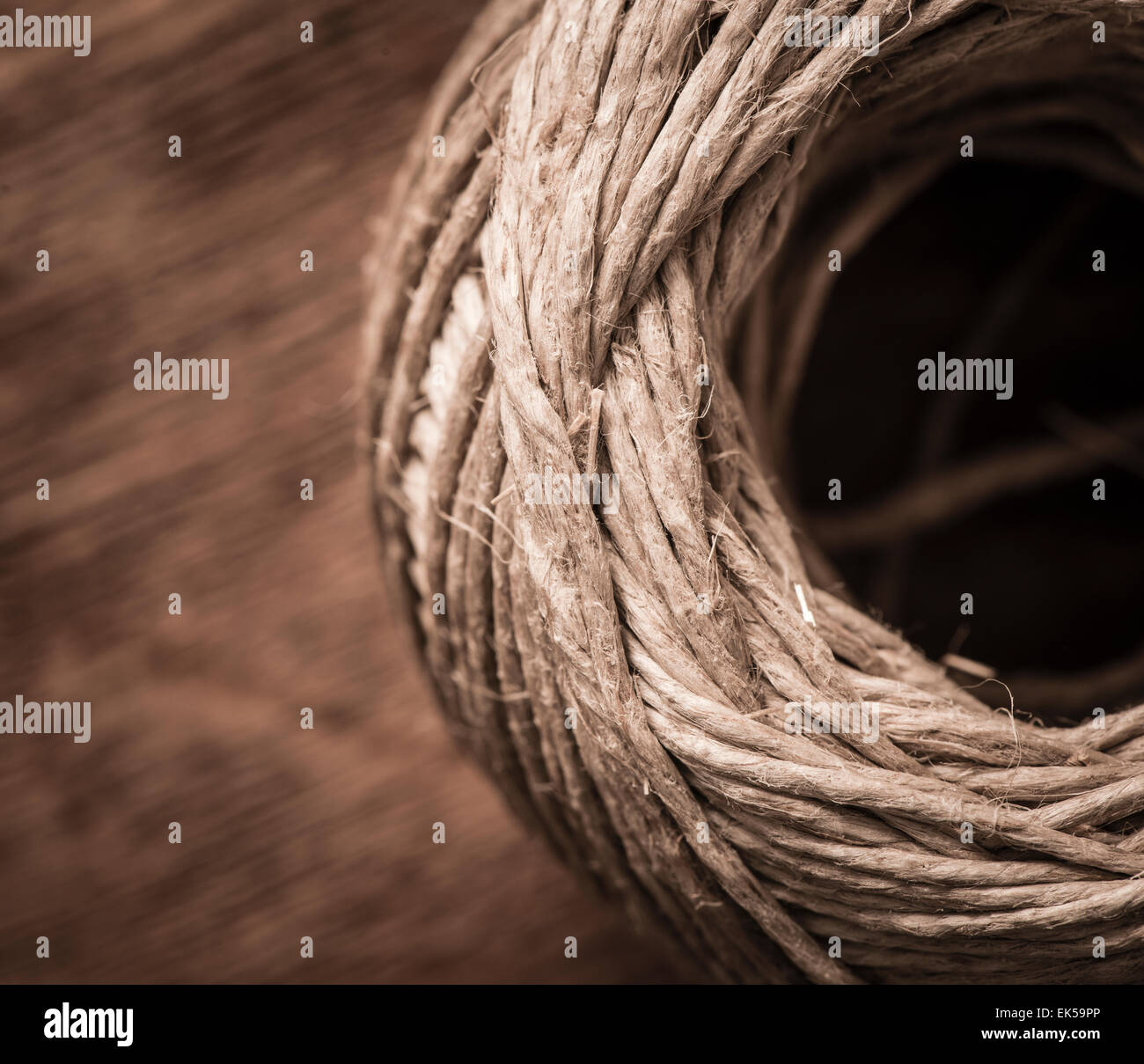 In prossimità di una palla di stringa su un tavolo di legno. Foto Stock