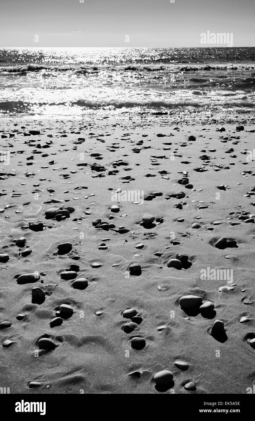 L'Italia, sicilia, Mare mediterraneo, pietre su una spiaggia Foto Stock