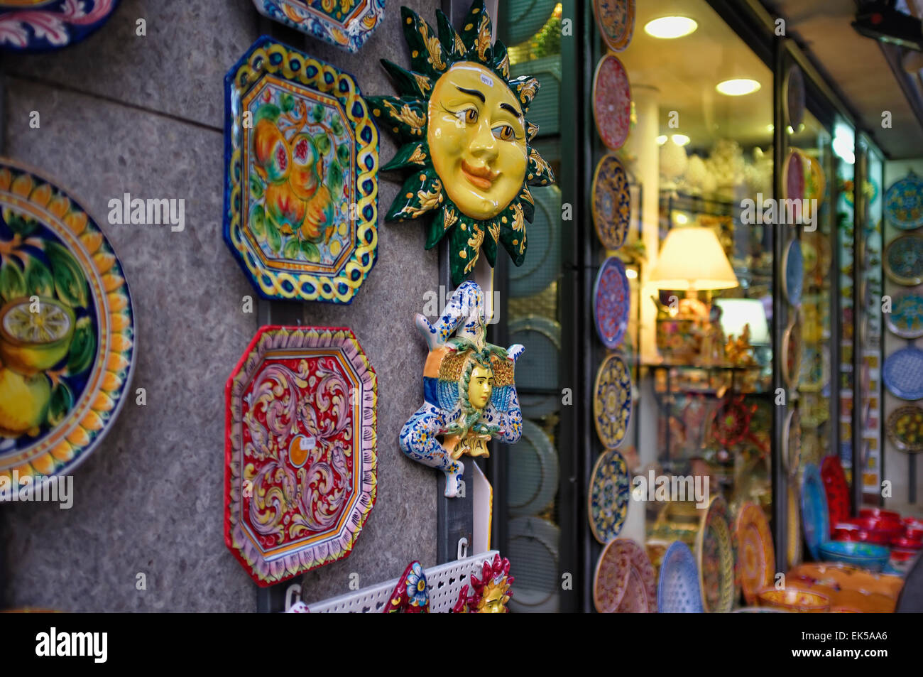 L'Italia, sicilia, Taormina, ceramiche siciliane e piatti decorati in vendita Foto Stock