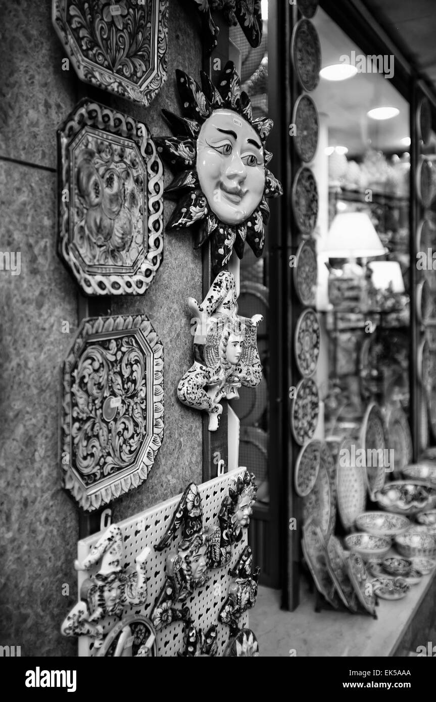 L'Italia, sicilia, Taormina, ceramiche siciliane e piatti decorati in vendita Foto Stock