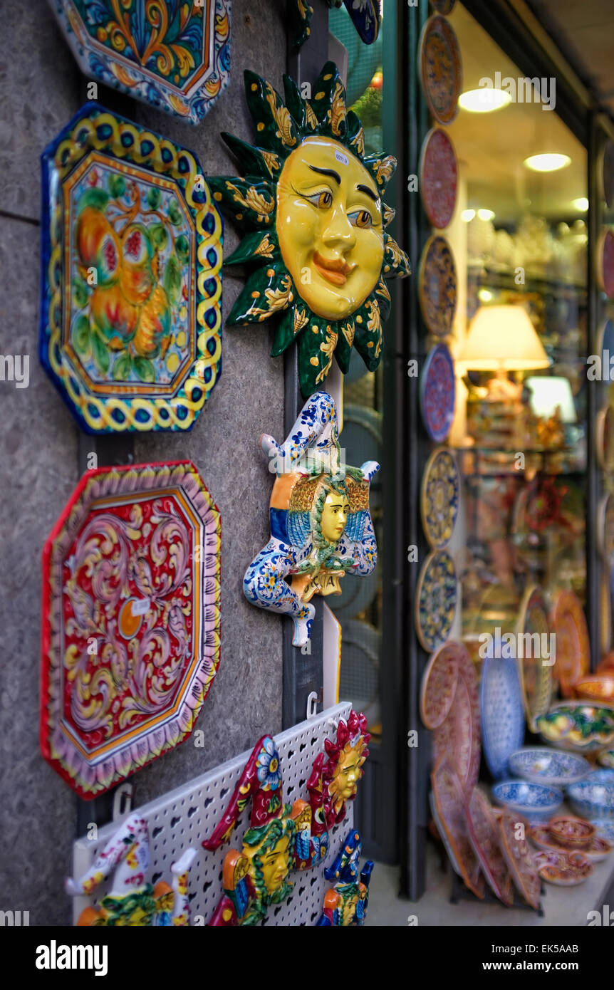L'Italia, sicilia, Taormina, ceramiche siciliane e piatti decorati in vendita Foto Stock
