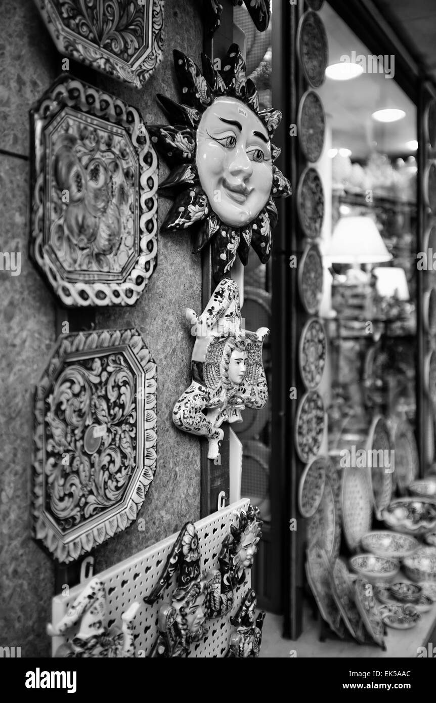 L'Italia, sicilia, Taormina, ceramiche siciliane e piatti decorati in vendita Foto Stock
