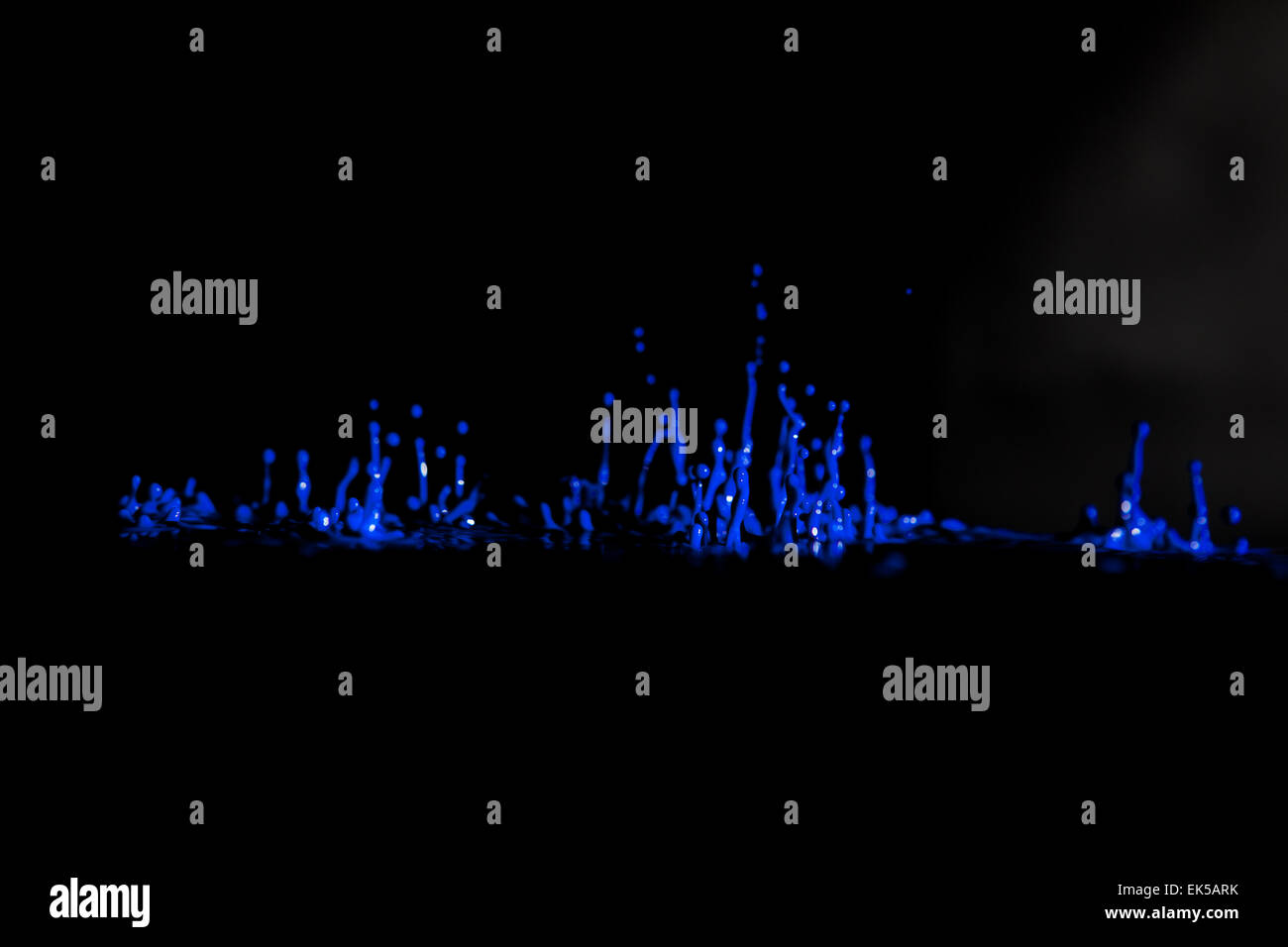 Blu gli spruzzi di vernice Foto Stock