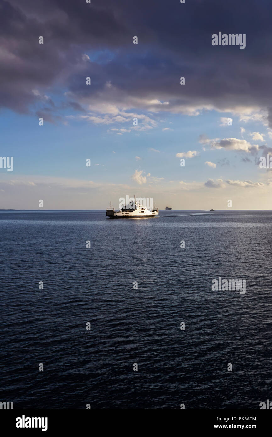 L'Italia, il canale di Sicilia, uno dei traghetti che collegano la Sicilia alla penisola italiana che attraversa il canale di Sicilia Foto Stock