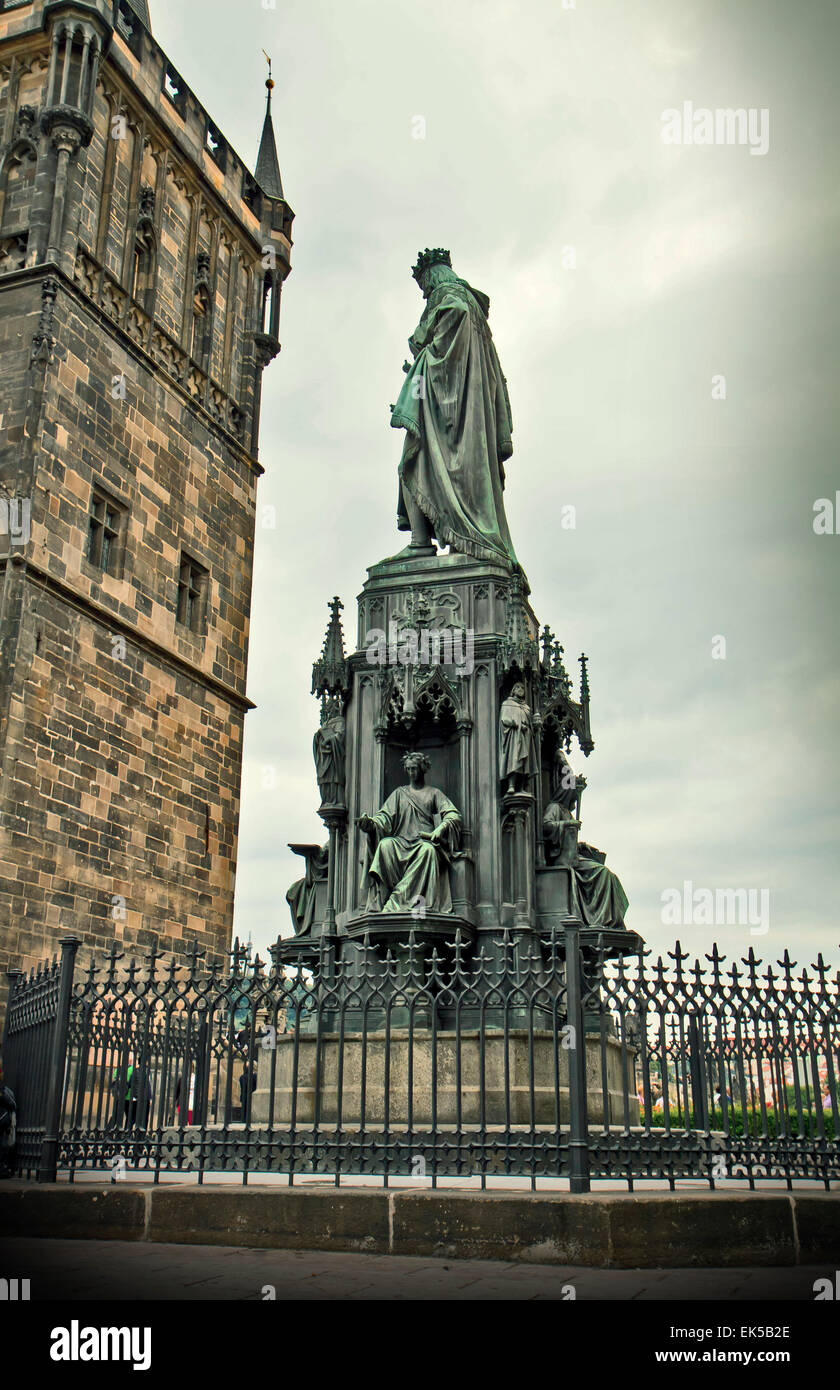 Vista al tramonto dell'Imperatore Carlo IV monumento e una torre del ponte Carlo a Praga Città Vecchia. Foto Stock
