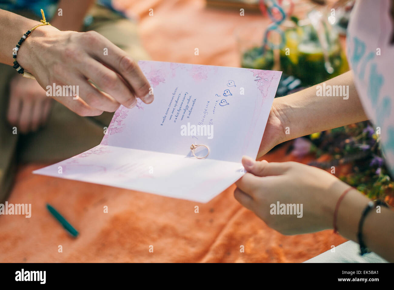 Proposta di impegno anello con le mani vicino e di san valentino card Foto Stock