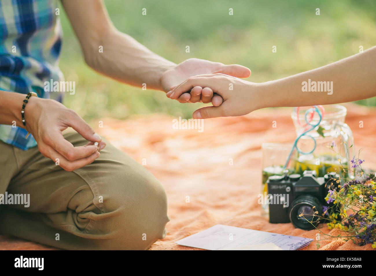 Anello di fidanzamento proposta mani vicino fino a picnic Foto Stock