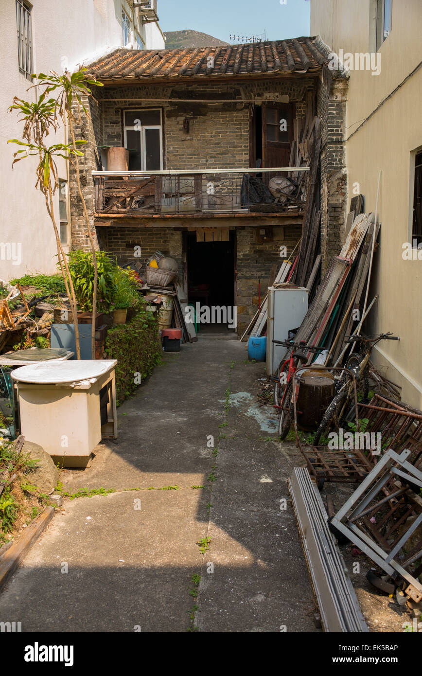 Una casa molto vecchia siede tra i più moderni in Tai O village Foto Stock