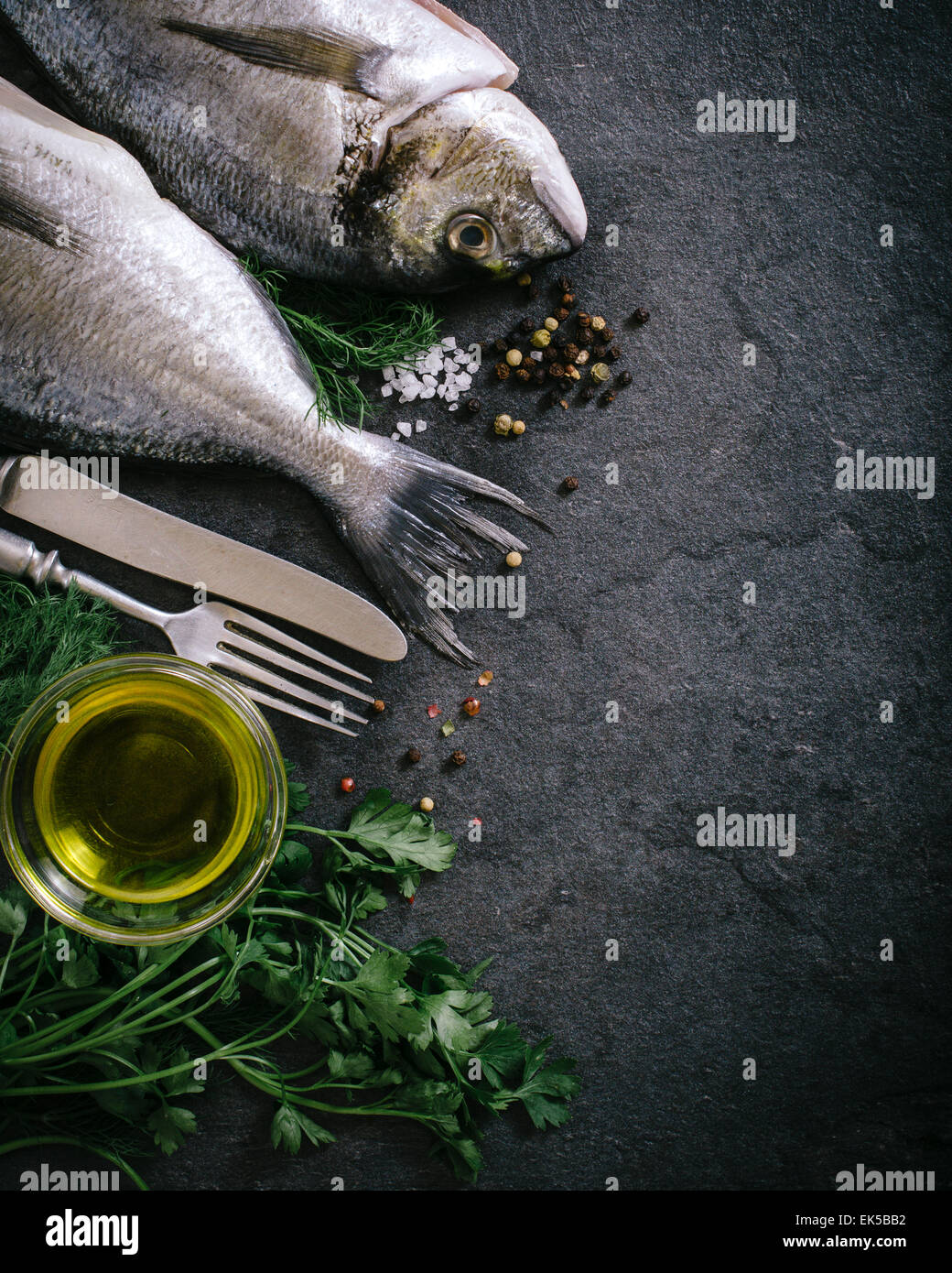 Materie dorada pesce con ingredienti e uno spazio vuoto sul lato destro Foto Stock