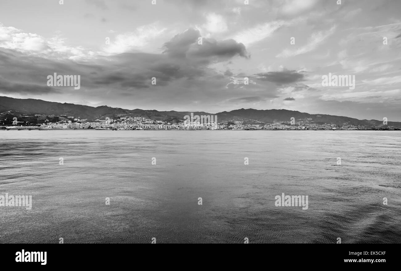 L'Italia, Sicilia, Messina, la vista della città dal Canale di Sicilia Foto Stock