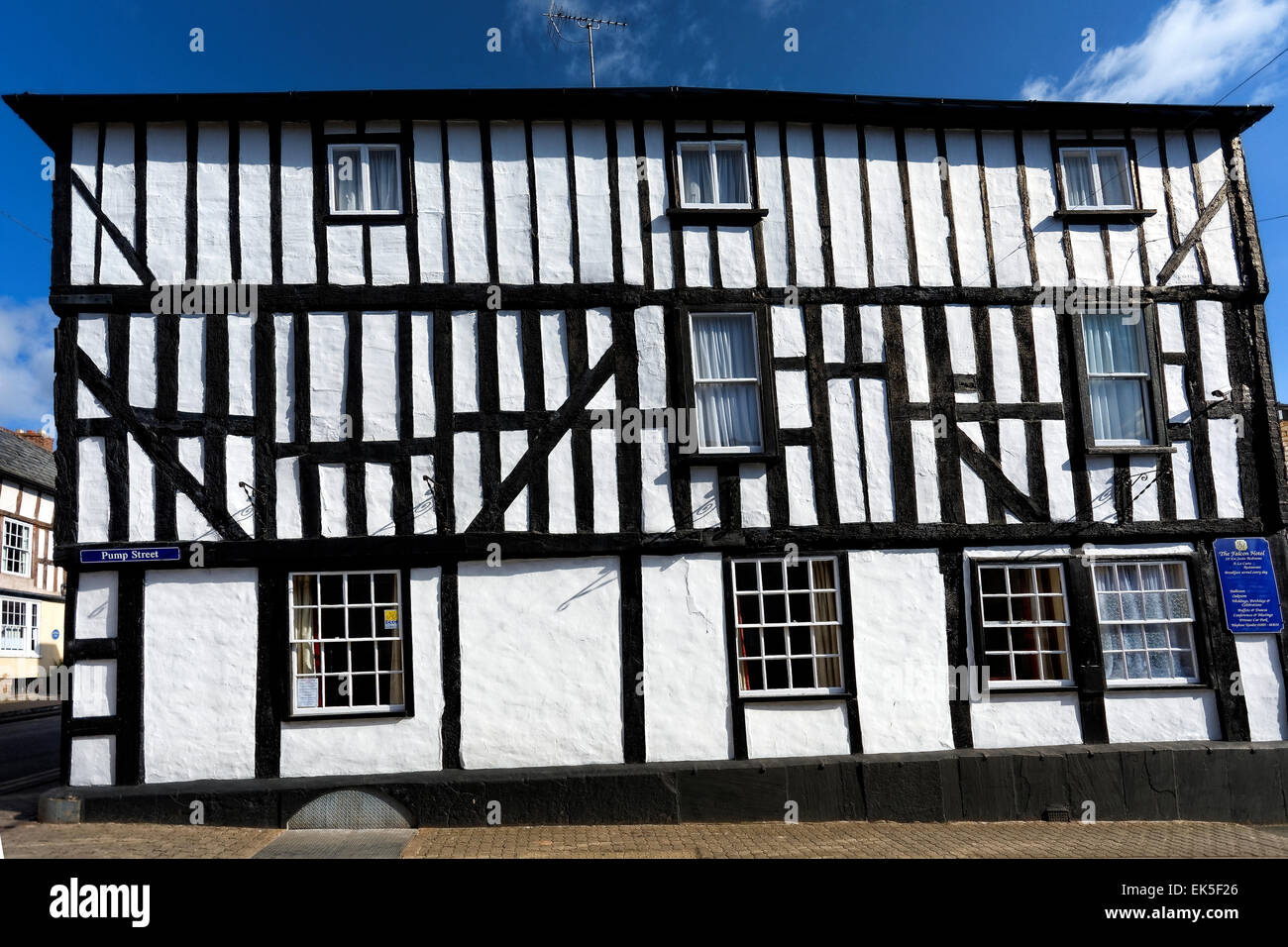 La metà la struttura di legno Falcon Hotel a Bromyard, Herefordshire, Inghilterra è immerso nella storia. Foto Stock