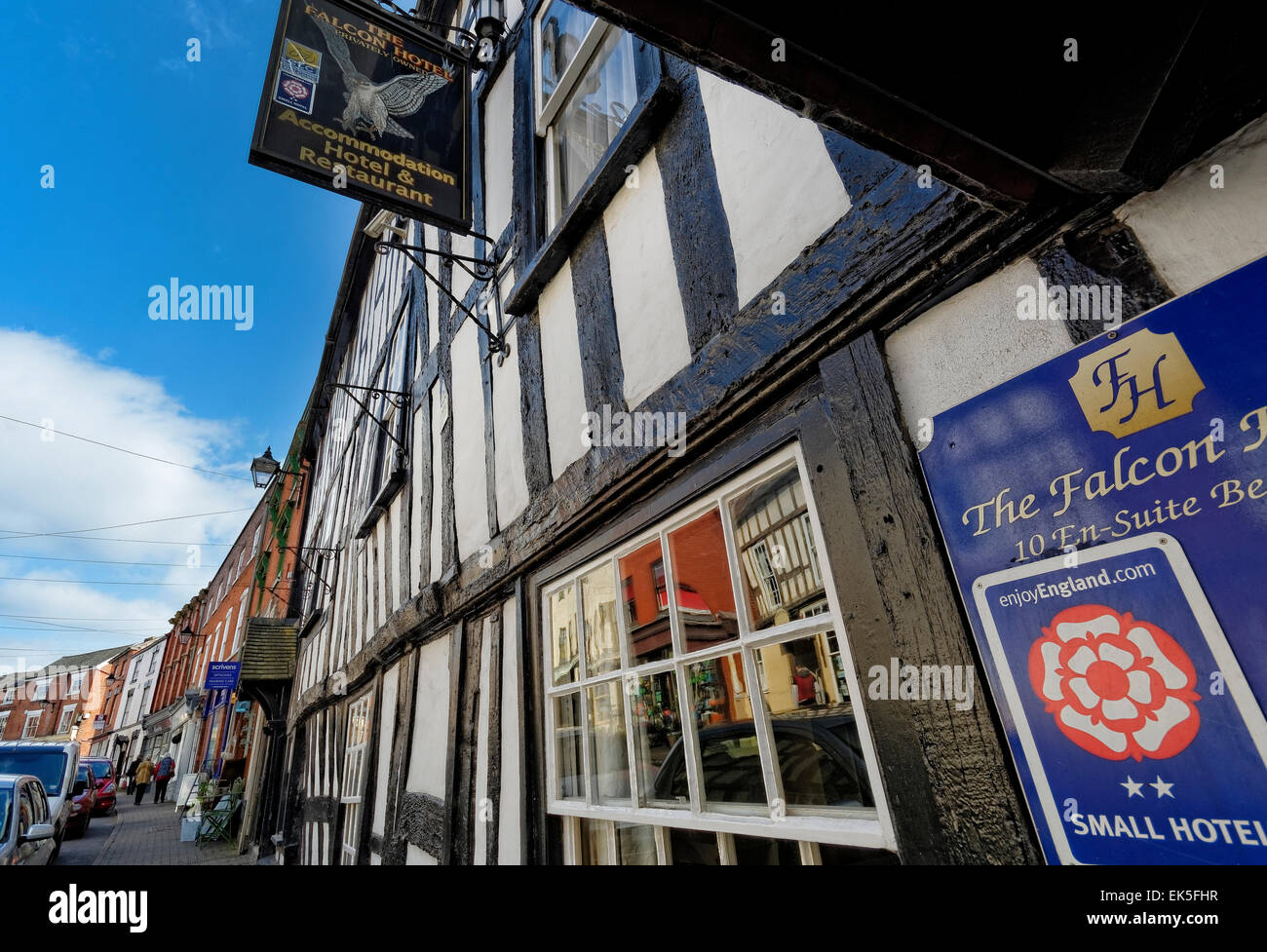 La metà la struttura di legno Falcon Hotel a Bromyard, Herefordshire, Inghilterra è immerso nella storia. Foto Stock