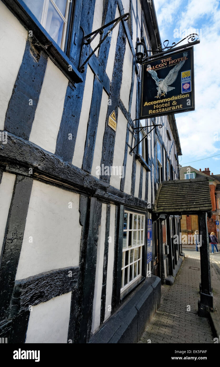 La metà la struttura di legno Falcon Hotel a Bromyard, Herefordshire, Inghilterra è immerso nella storia. Foto Stock