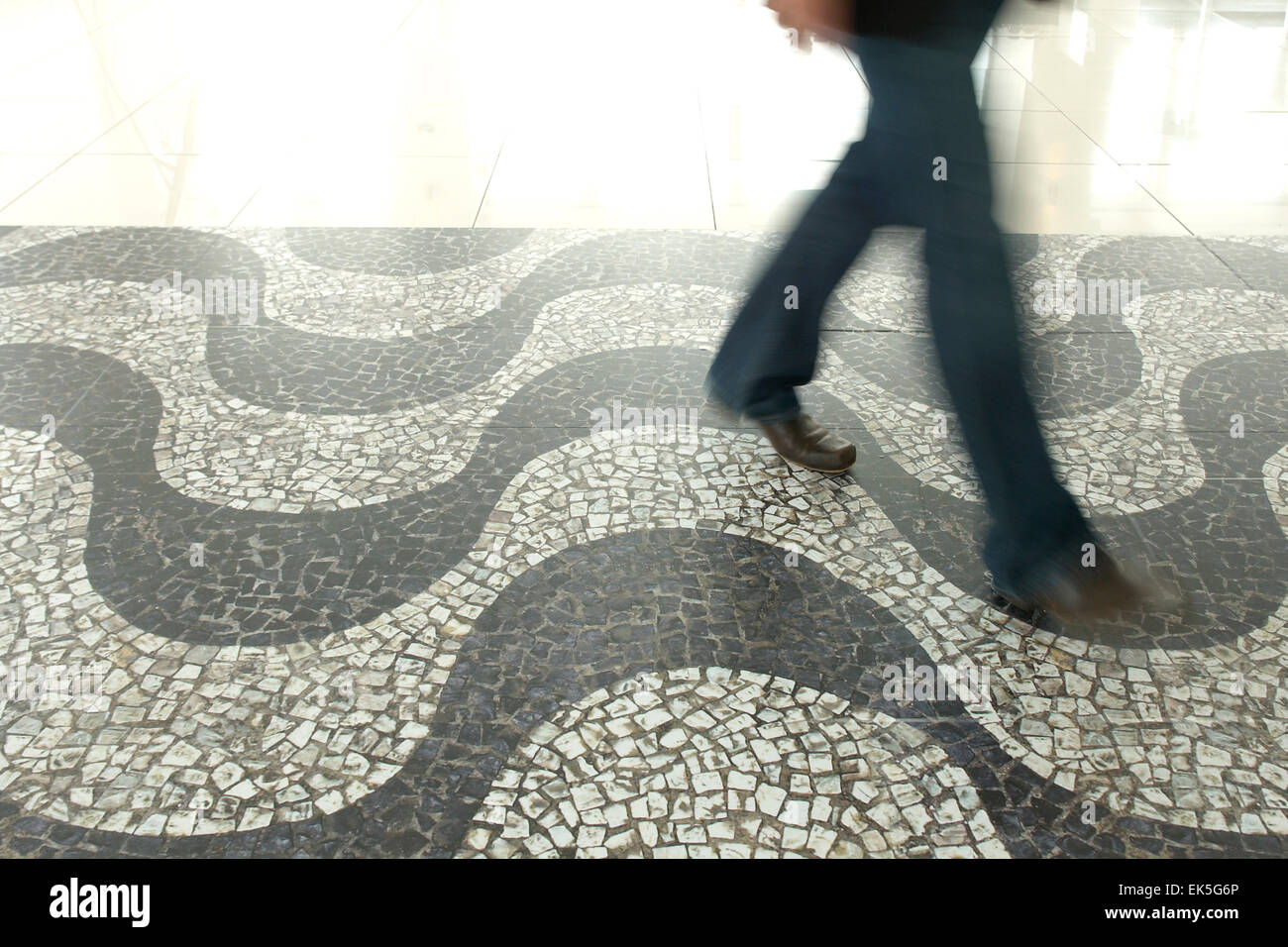 Curva pavimento in mosaico con piedi astratto Foto Stock