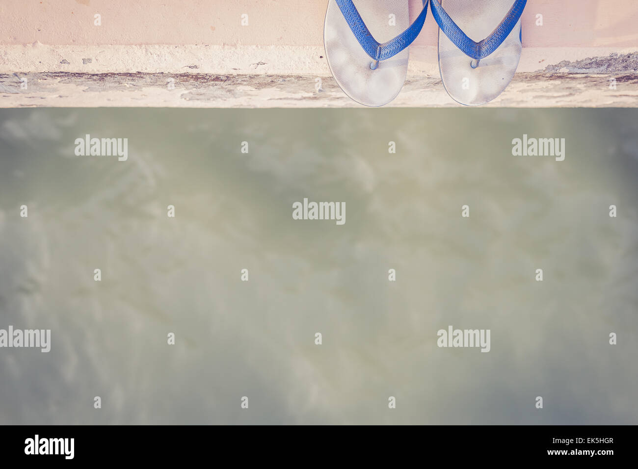 Bianco scarpa in gomma sul bordo di cemento vicino al mare, Retro per effetto del filtro Foto Stock