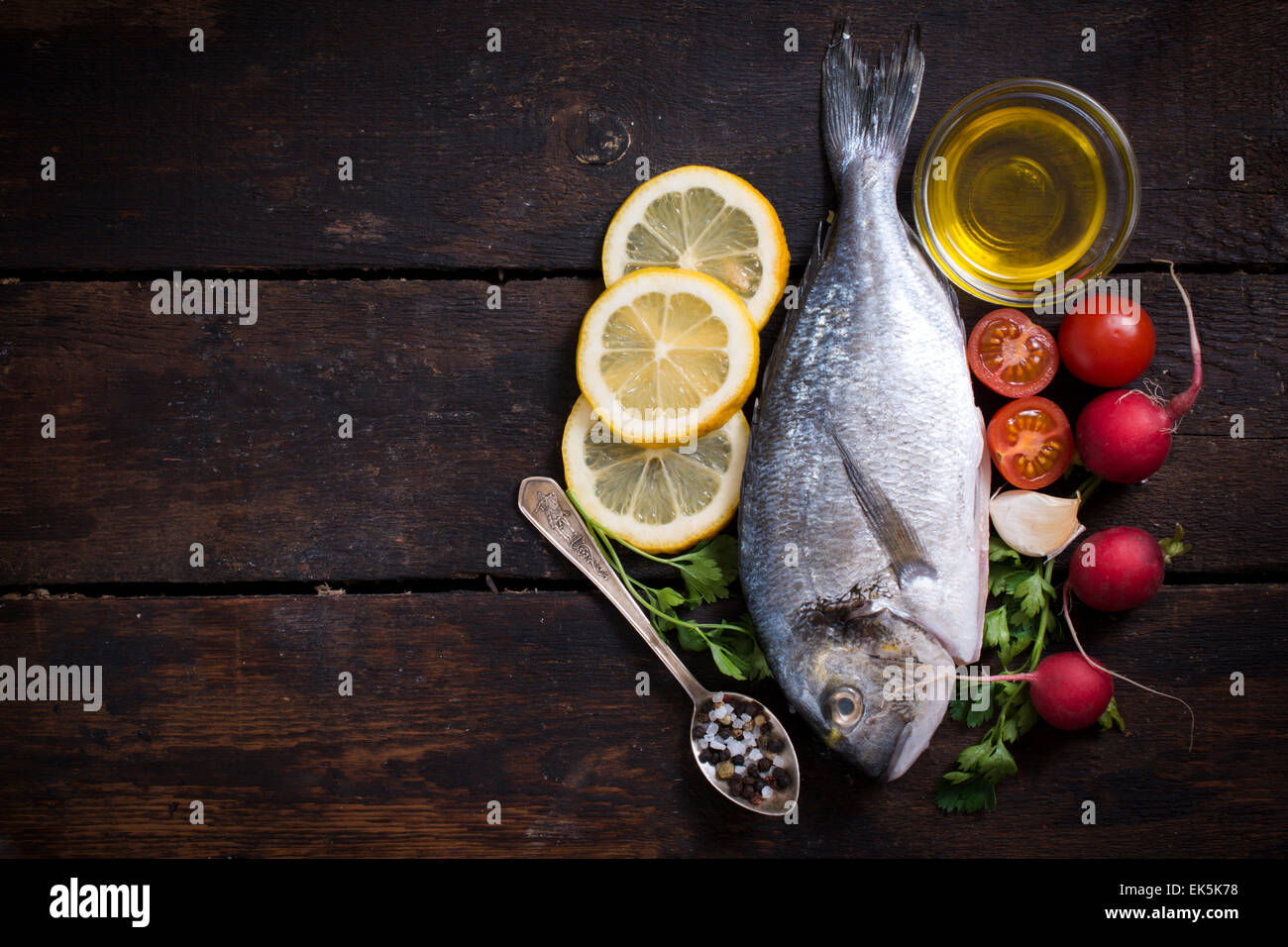 Glithead fishe con ingredienti e uno spazio vuoto sul lato sinistro Foto Stock